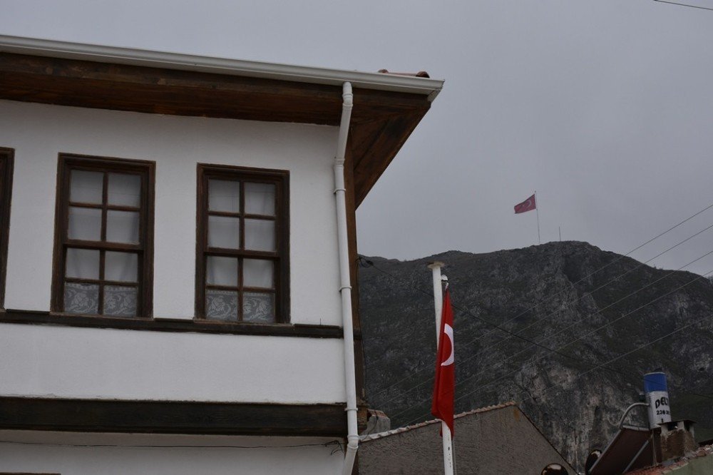 İnönü ilçesinde dev Türk bayrağı gönlere çekildi