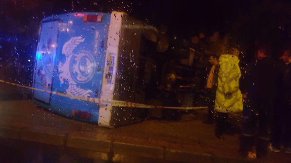 Antalya’da askerleri taşıyan otobüs devrildi: 23 yaralı