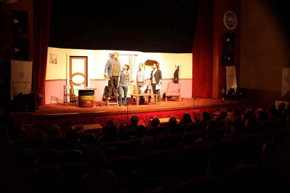 Develi’de ‘Tut Elimden’ tiyatro oyunu sahnelendi