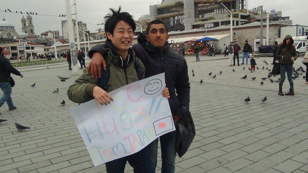 Taksim’de Japon turistlerden sarılmak bedava