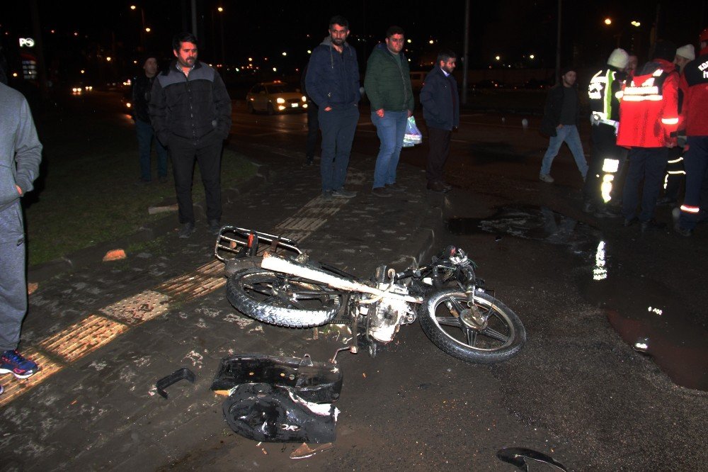 Hafifi ticari kamyonete çarpan motosiklet alev alev yandı