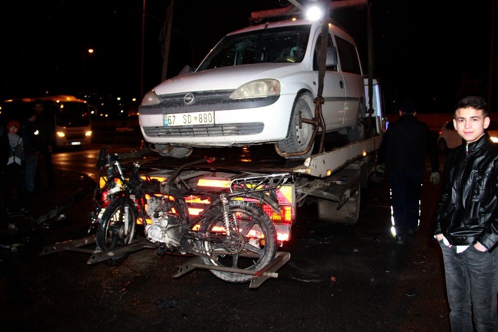 Hafifi ticari kamyonete çarpan motosiklet alev alev yandı