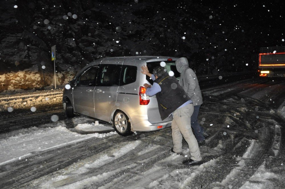 Konya Antalya Karayolunda kar yağışı trafiği olumsuz etkiledi