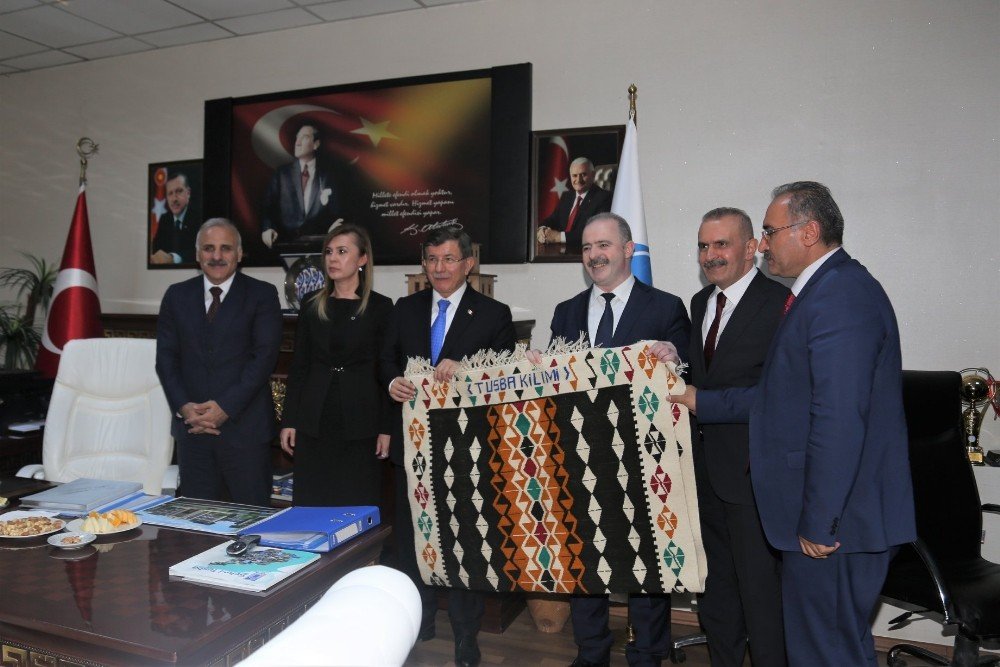 Ahmet Davutoğlu’ndan Tuşba Belediyesine ziyaret