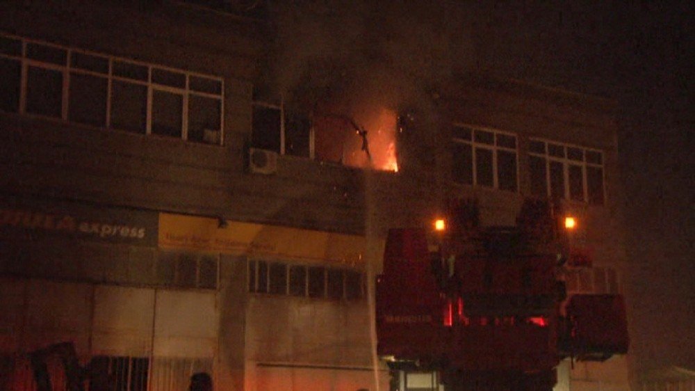 Konya’da benzinlik yazıhanesinde çıkan yangın korkuttu