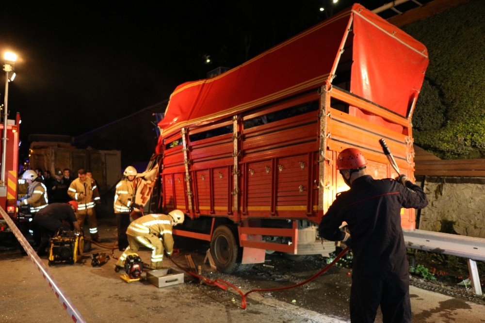 Sebze yüklü kamyonet park halindeki kamyona arkadan çarptı: 1 ölü