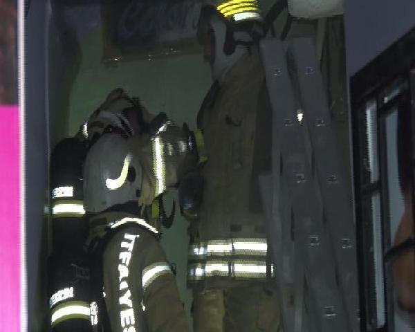 Yangında mahsur kalan 10 kişiyi itfaiye kurtardı