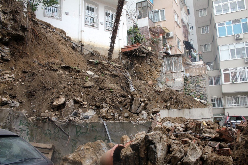 Beşiktaş’ta istinat duvarı çöktü, 2 araç enkaz altında kaldı