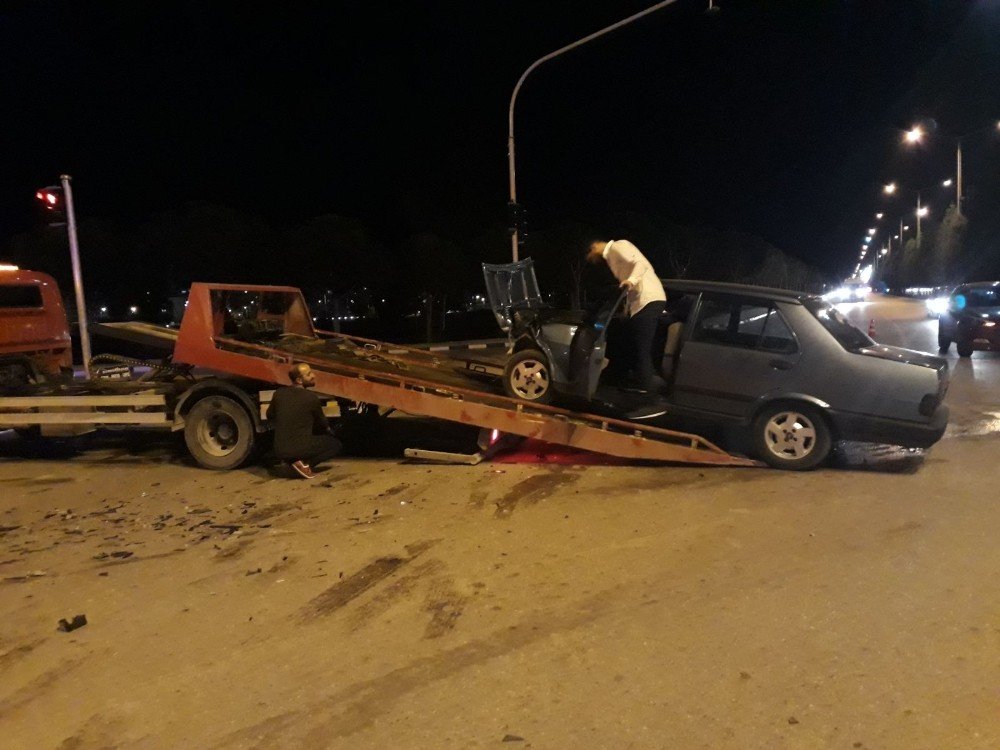 Manisa’da iki otomobil çarpıştı: 4 yaralı