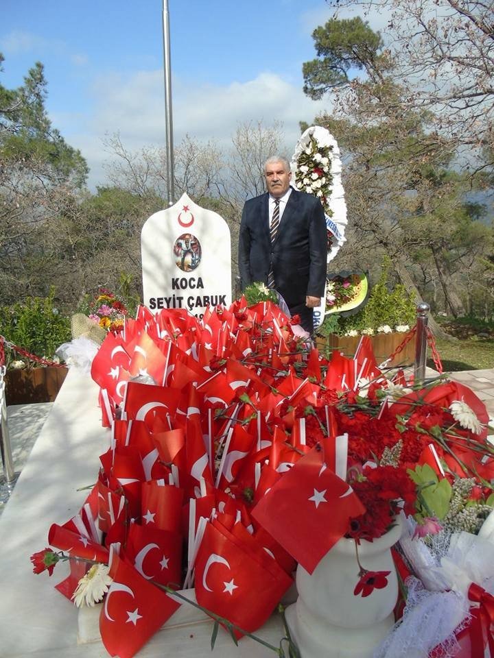 Koca Seyit Havalimanı personeli Koca Seyit’in mezarını ziyaret etti