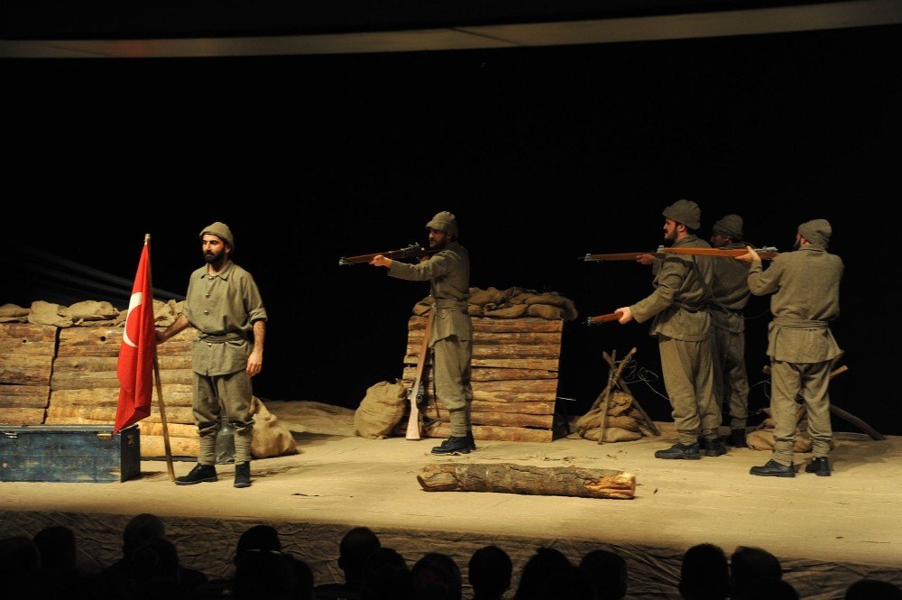 ‘Çanakkale Mahşeri Kardeşlik Destanı’ adlı tiyatro oyunu ilgi ile izlendi