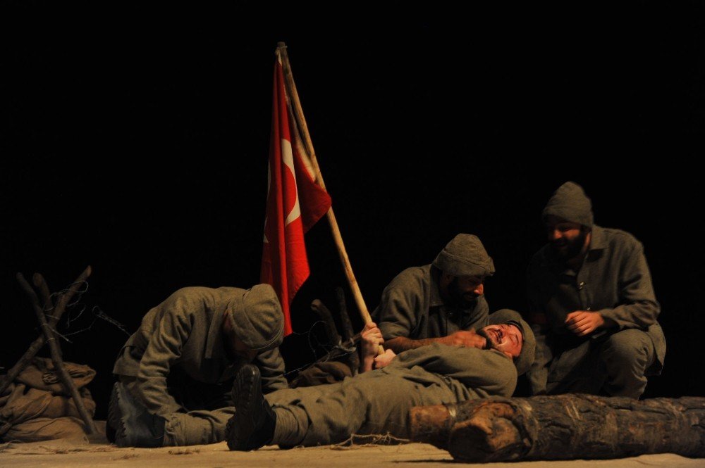 ‘Çanakkale Mahşeri Kardeşlik Destanı’ adlı tiyatro oyunu ilgi ile izlendi