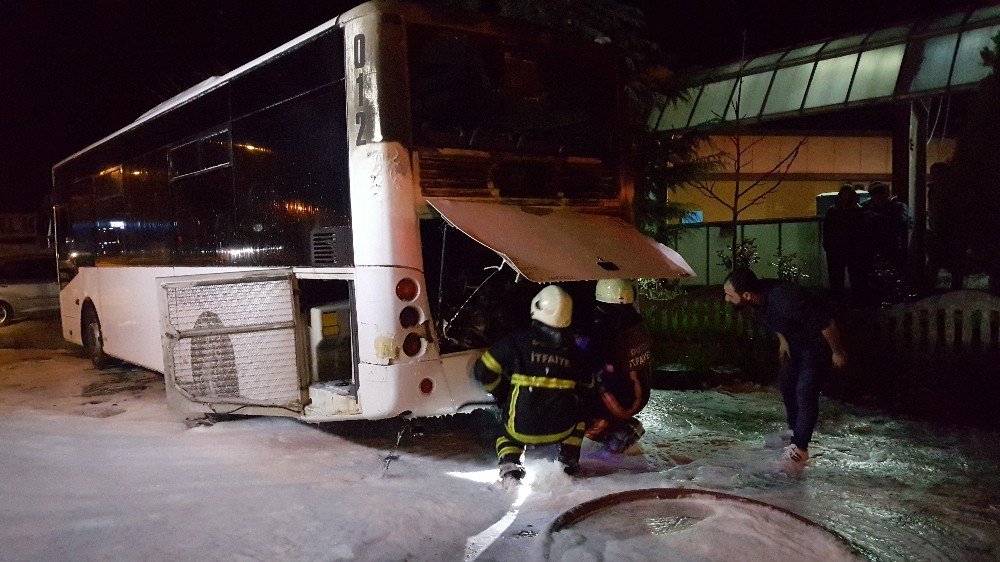 Düzce’de özel halk otobüsü motor kısmından yandı