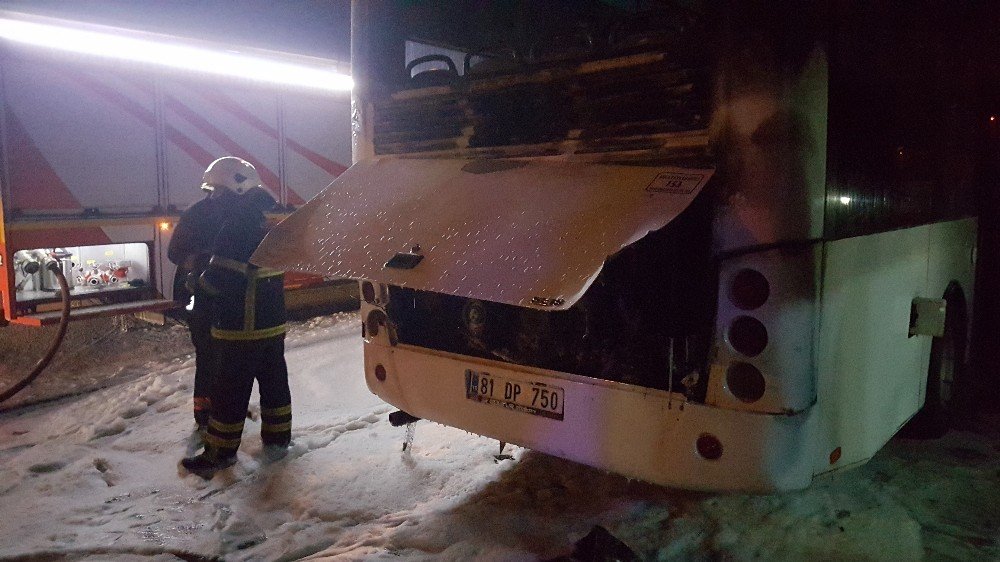 Düzce’de özel halk otobüsü motor kısmından yandı