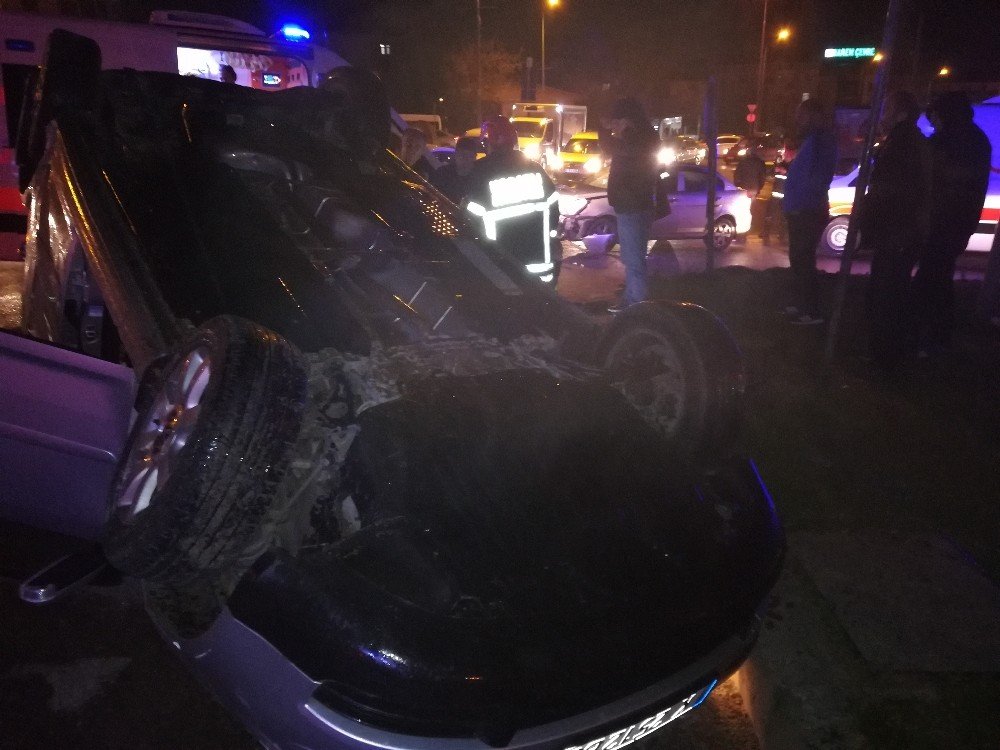 Kocaeli’de iki otomobil kavşakta kafa kafaya çarpıştı: 4 yaralı