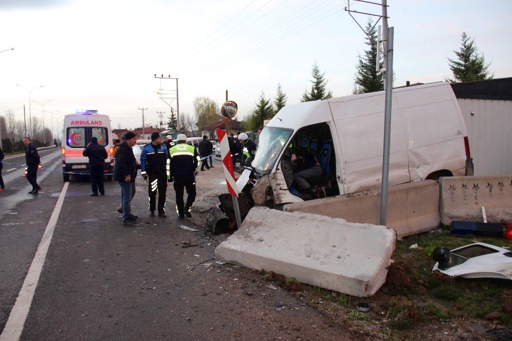 Kamyonet, polis noktasındaki beton bariyerlere çarptı: 1 ölü