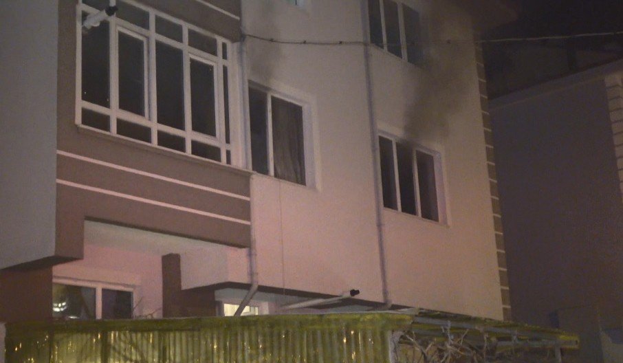 Yangın dumanından etkilenen 4 kişi hastaneye kaldırıldı