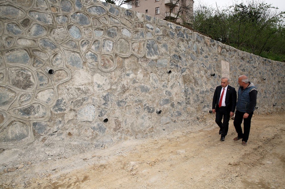 Altınordu’da yollara istinat duvarı
