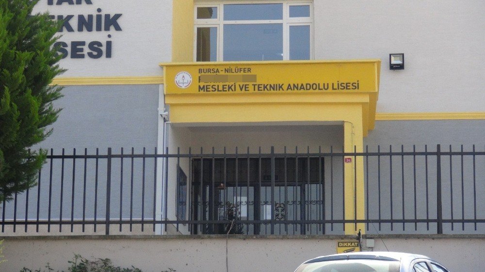 Bursa’da kız öğrencilerin bakireliğini sorguladığı iddia edilen öğretmen açığa alındı