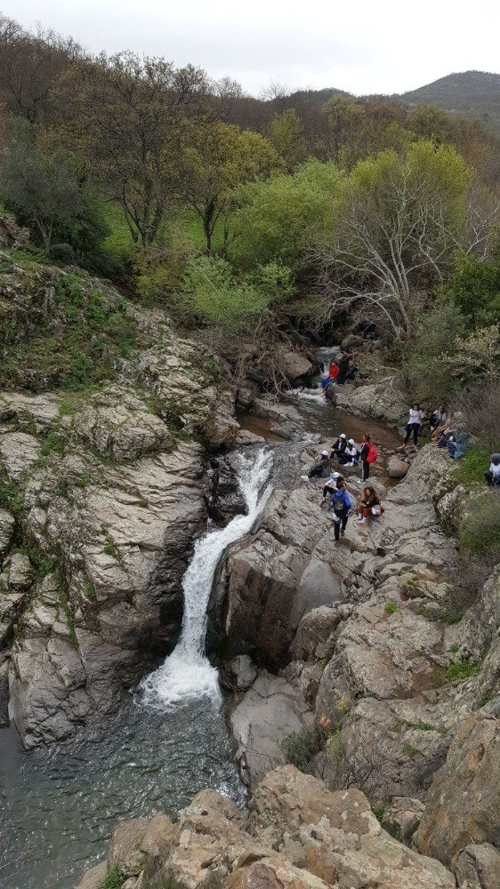 Manisalı gençler ‘Hayat doğada’ dedi Türkmen Şelalesine yürüdü
