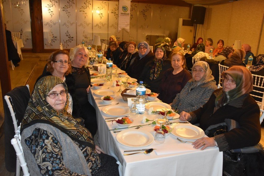 Tekirdağ Büyükşehir Belediyesi yaşlıları yemekte buluşturdu