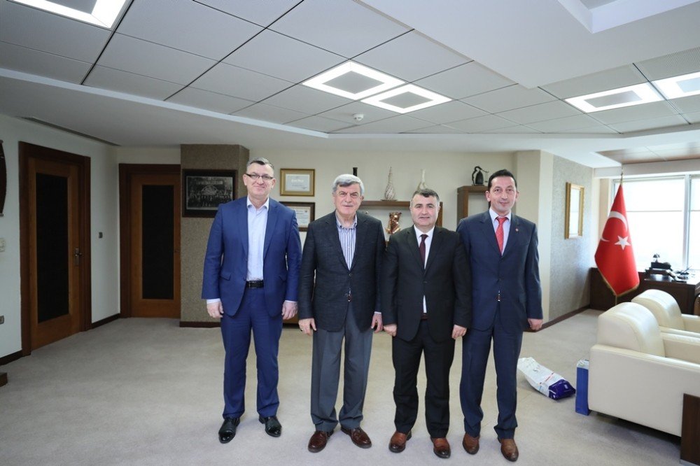 Başkan Karaosmanoğlu özel bir okulun yönetimini ağırladı