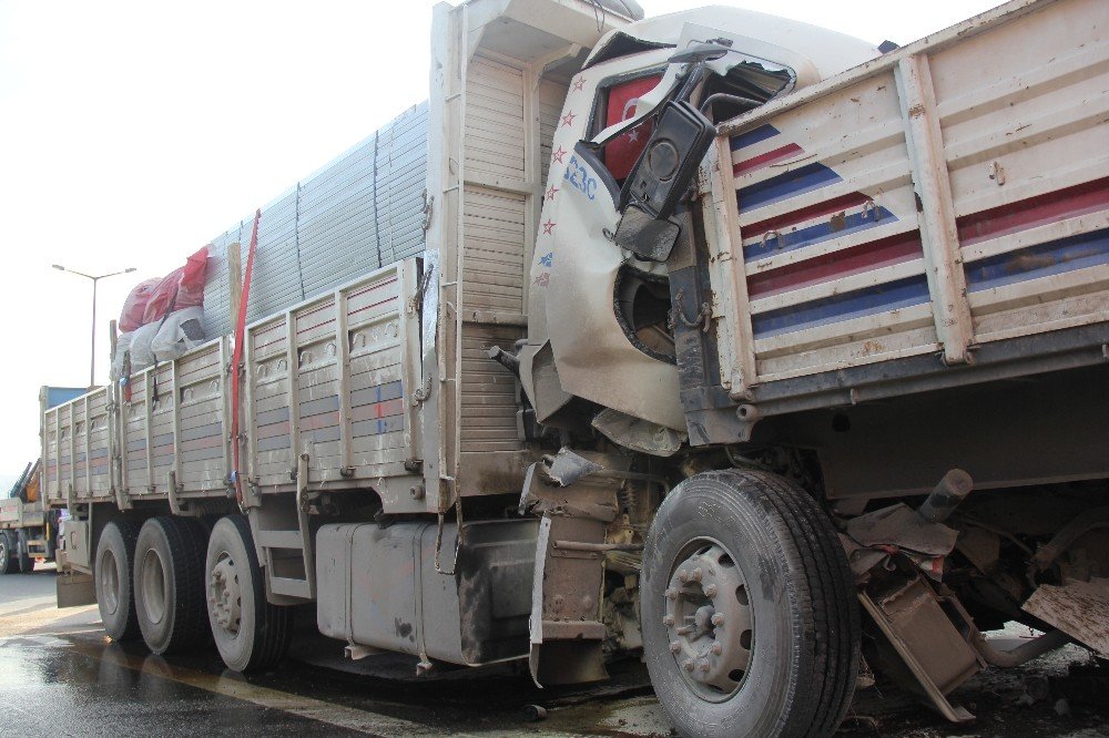 Tıra çarpan kamyonun sürücüsü sıkıştığı yerden 40 dakikada çıkarıldı