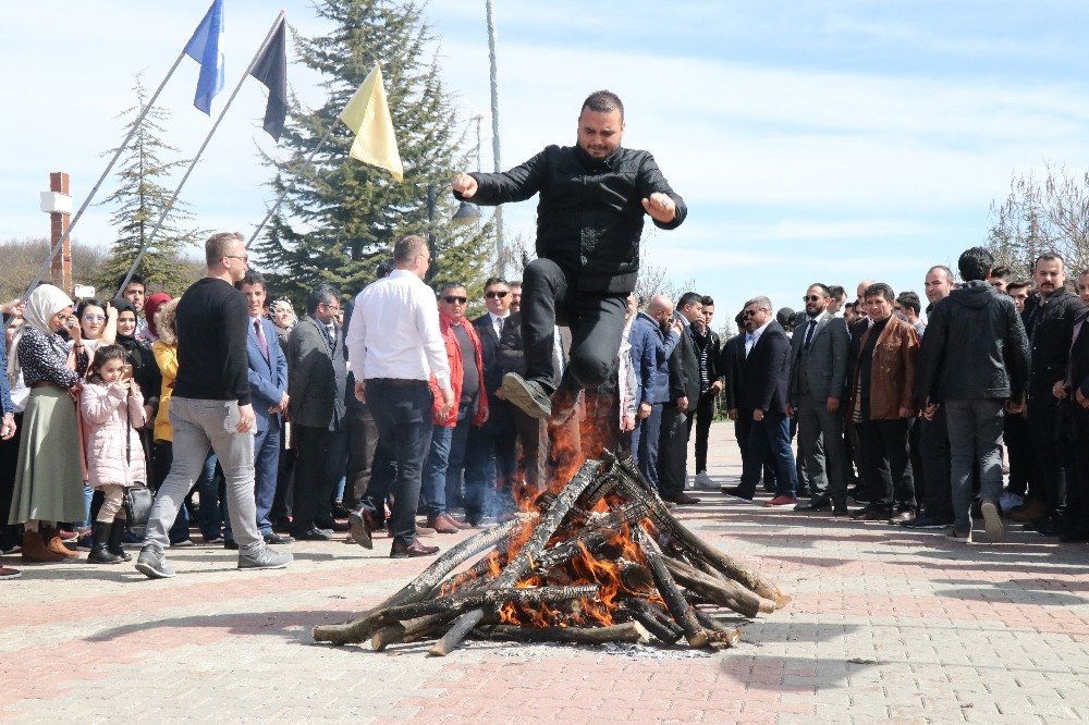 Bolu’da, Nevruz yakılan ateşle kutlandı
