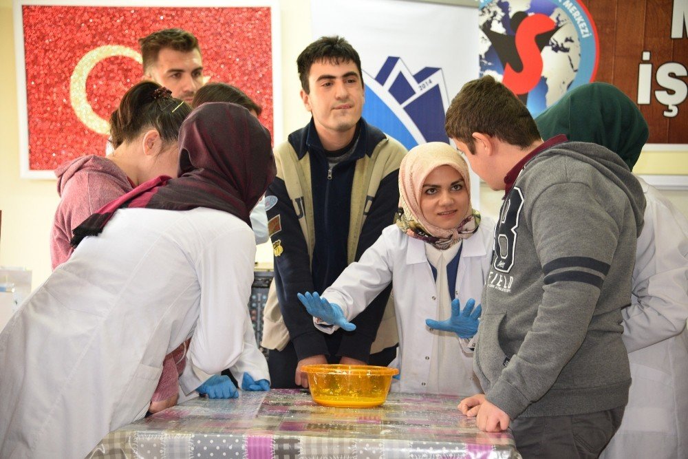 Başkan Çerçi özel öğrencilerle birlikte deney yaptı