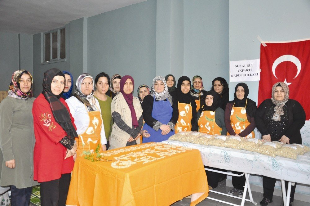 AK Partili kadınlar Mehmetçik için mantı açtı