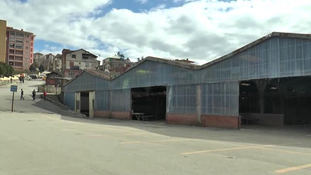 Akçakoca Belediyesi ekipleri pazaryerini ilaçladı