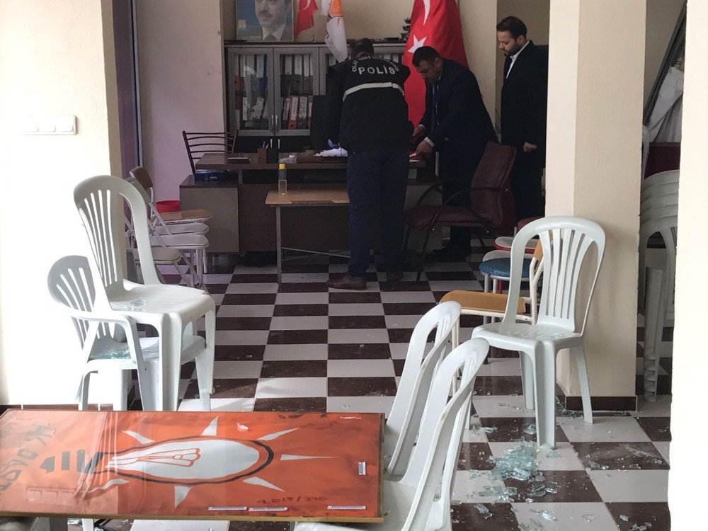 Aydın’da AK Parti binasına saldırdılar