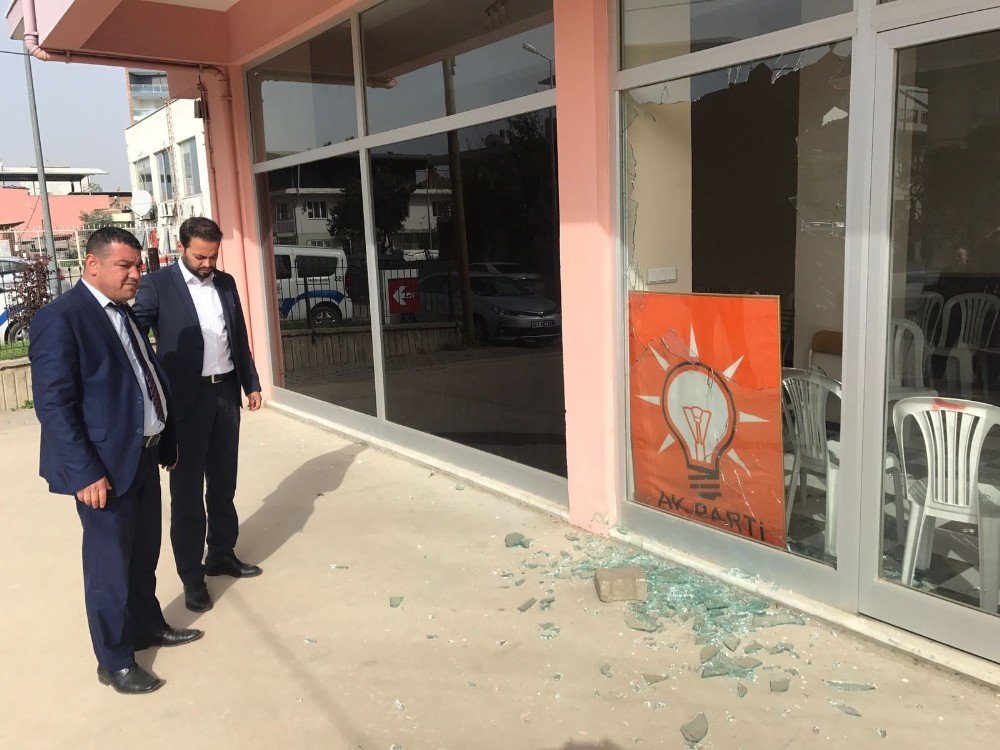 Aydın’da AK Parti binasına saldırdılar