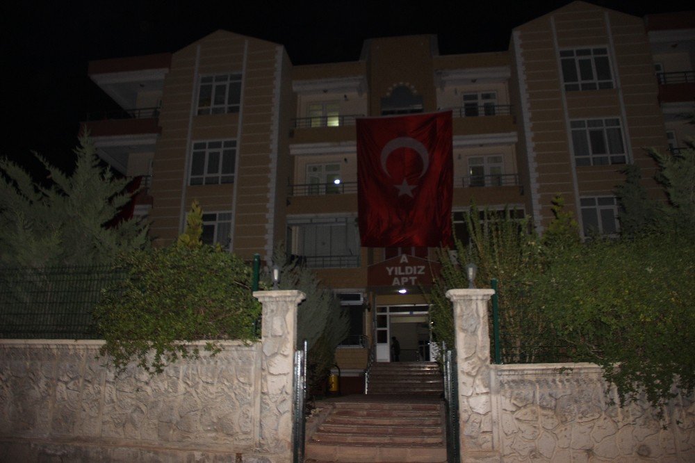 Konyalı şehidin baba evine Türk bayrağı asıldı