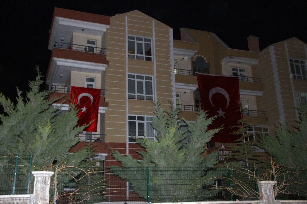 Konyalı şehidin baba evine Türk bayrağı asıldı