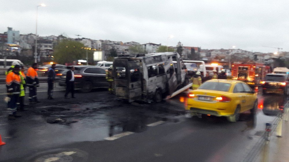 İstanbul’da sahil yolunda servis minibüsü alev alev yandı