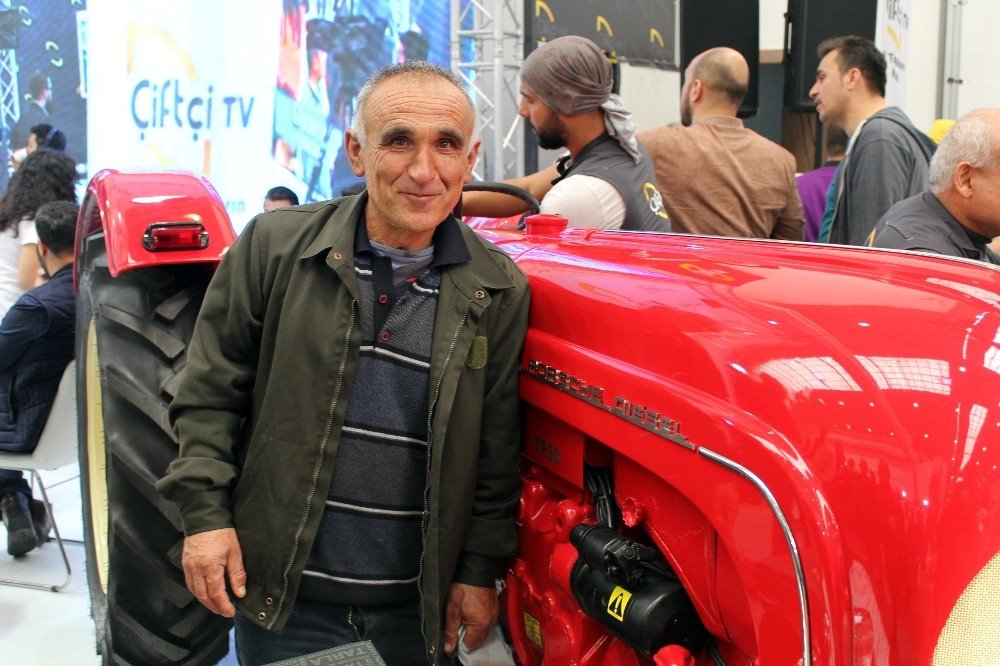 56 yaşındaki traktör dikkat çekiyor