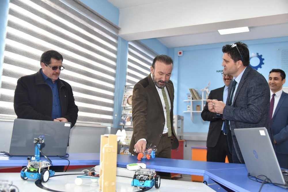 Başkan Doğan, STEM sınıfına 3D yazıcı hediye etti