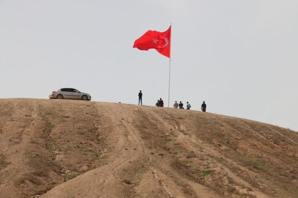 Suriye sınırındaki Akçakale’ye iki dev Türk bayrağı dikildi