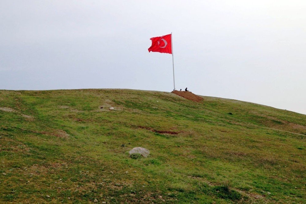 Suriye sınırındaki Akçakale’ye iki dev Türk bayrağı dikildi