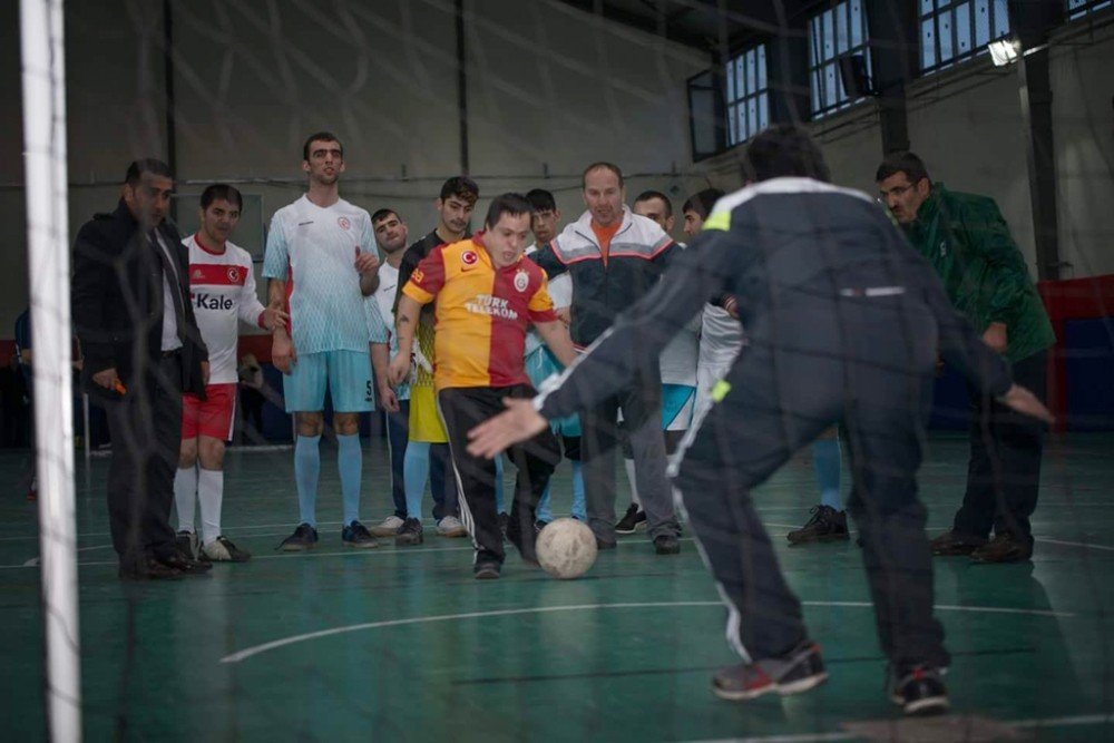 Vali Azizoğlu down sendromlu gençlerle futbol maçı yaptı