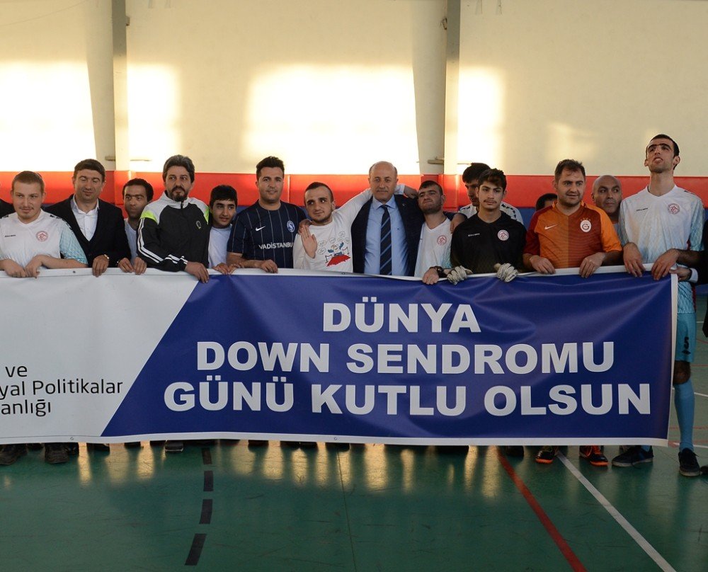 Vali Azizoğlu down sendromlu gençlerle futbol maçı yaptı