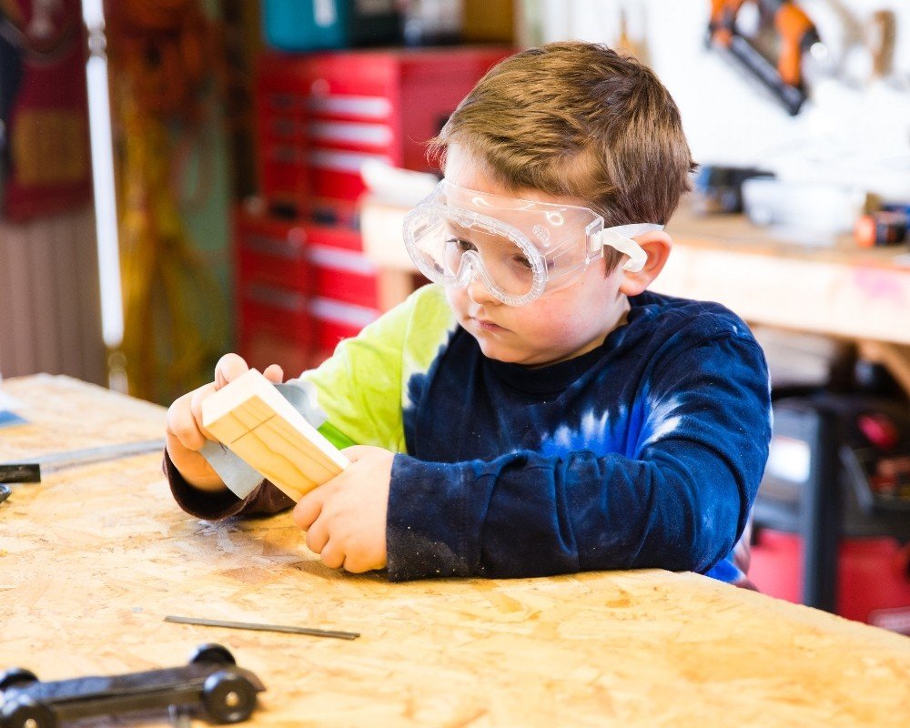 Çocuklara marangozluk eğitimi