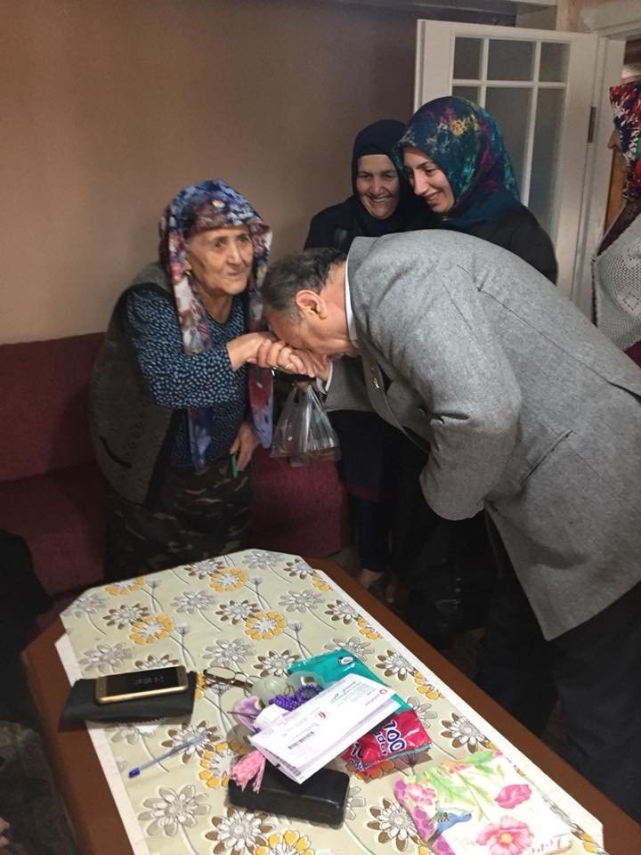 AK Parti İlçe Teşkilatından ilçedeki yaşlılara ziyaret
