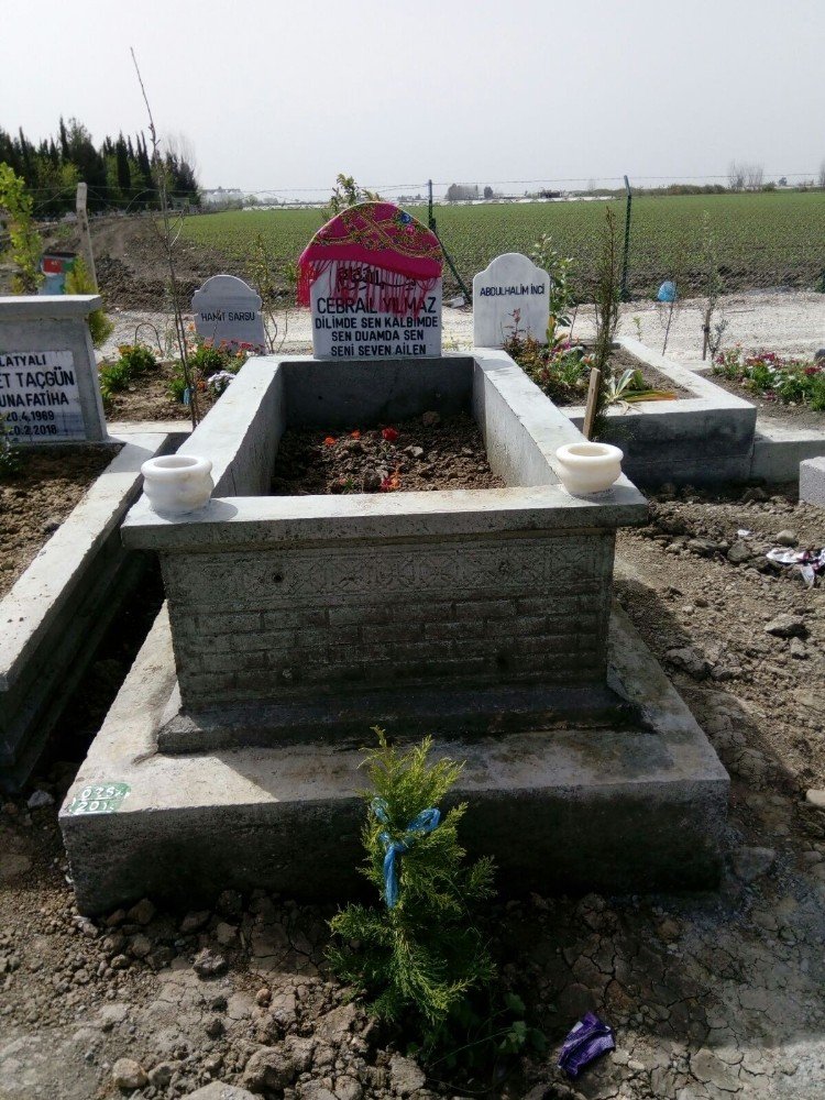 Öldürülen sevgilisine iki katlı mezar yaptırdı