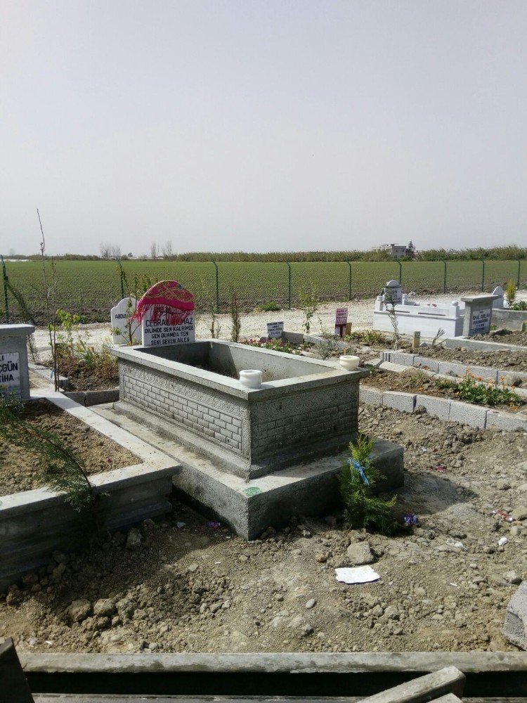 Öldürülen sevgilisine iki katlı mezar yaptırdı