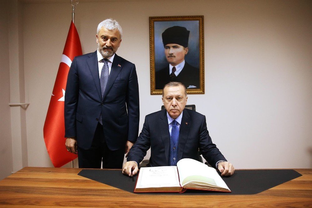 Cumhurbaşkanı Erdoğan’dan Enver Yılmaz’a plaket