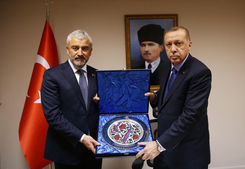 Cumhurbaşkanı Erdoğan’dan Enver Yılmaz’a plaket