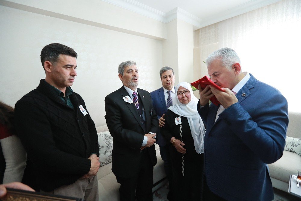 Başbakan Yıldırım, İzmir’de bıçaklı saldırıda şehit olan polisin ailesine ziyaret