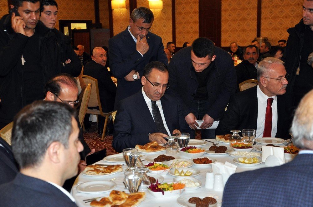Başbakan Yardımcısı Bozdağ şampiyonluk yemeğine katıldı
